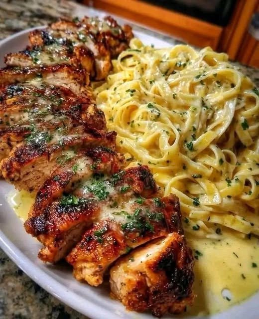Creamy Garlic Butter Chicken & Linguine in Alfredo Sauce 600286797_1543288646938524_1708588226023038349_n (2)
